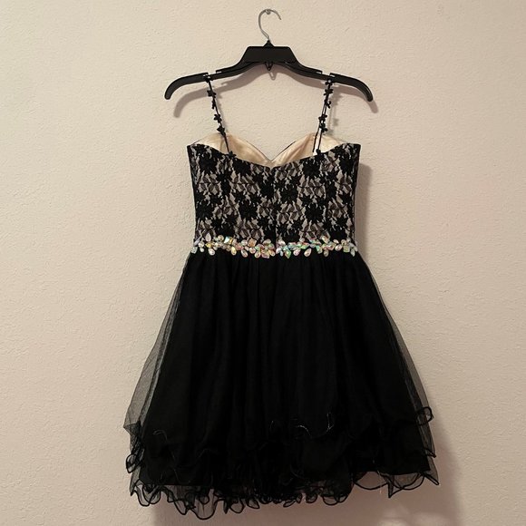 Short black dress with flirty skater skirt - Picture 2 of 5
